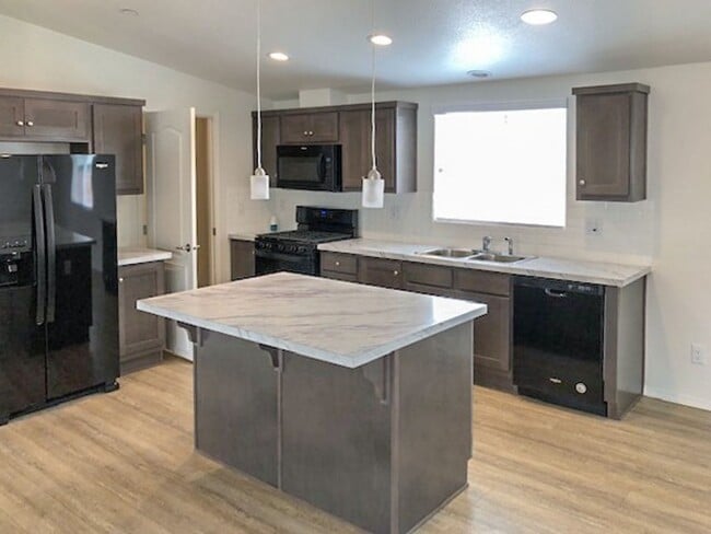 Building Photo - Newer home for rent on large lot!