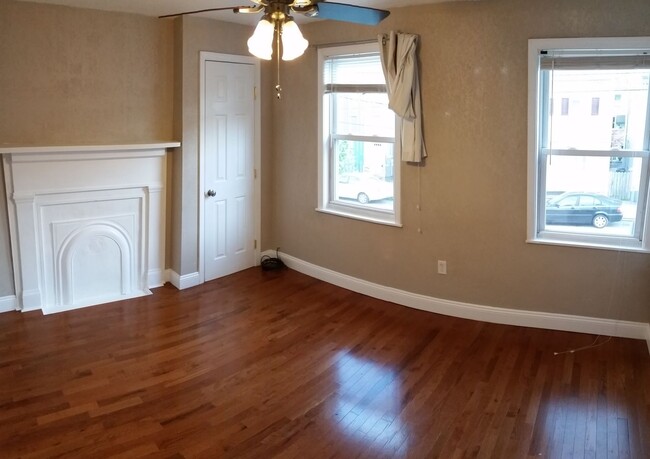 Building Photo - Charming 3 Bedroom Reno in South Side. Ope...