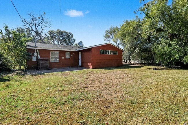 Building Photo - 5711 Ridgeway Dr