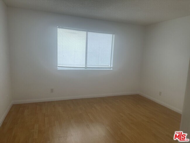 Building Photo - 955 Normandie Ave