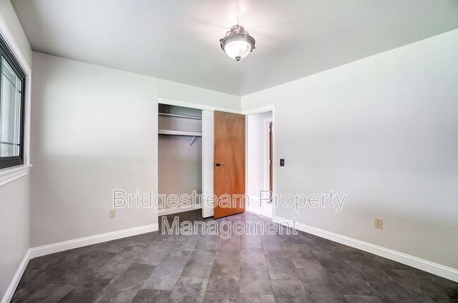 Building Photo - 4354 Meadowcroft Rd