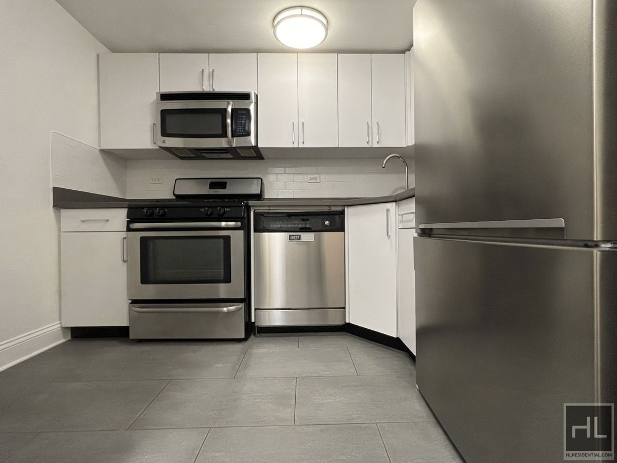 Building Photo - E 82 St