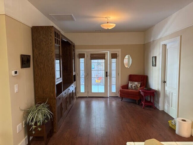 Building Photo - 2 bedrooms 2 bath