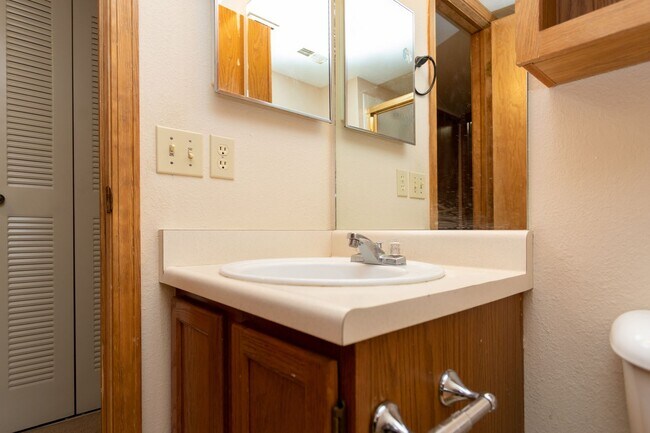 Building Photo - 6109 Lowlander Ct