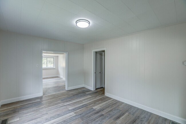 Building Photo - 2 Bdrm / 2 Bath - Remodeled Cottage in Johnson City