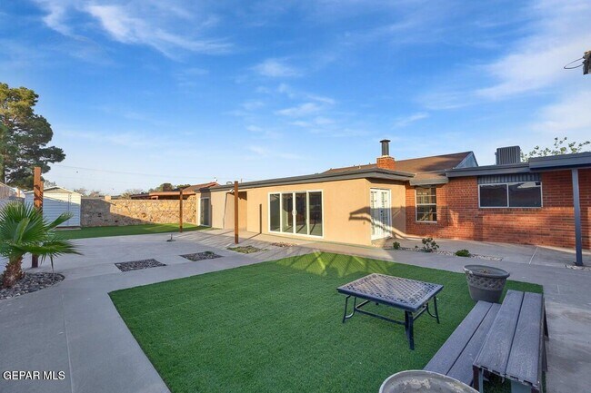 Building Photo - 3709 Roslyn Dr