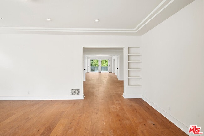 Building Photo - 10309 La Grange Ave