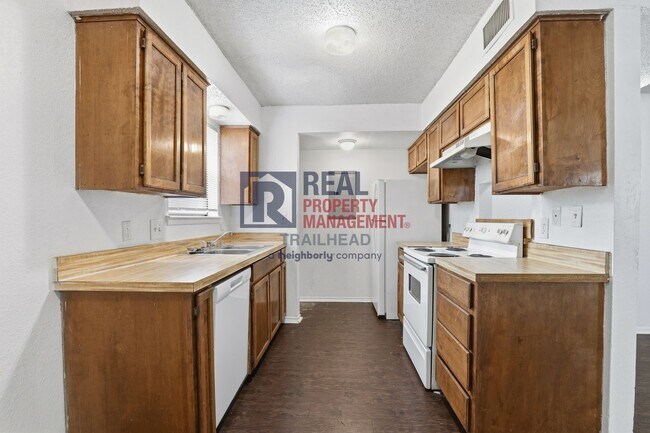 Building Photo - Well-Designed 2 Bedroom Townhome Near Camp Bowie