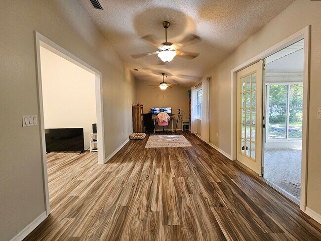 Building Photo - Charming 2 Bed, 2 Bath Home for Rent in Spring Hill (34609) – Spacious, Bright, and Perfectly Loc...
