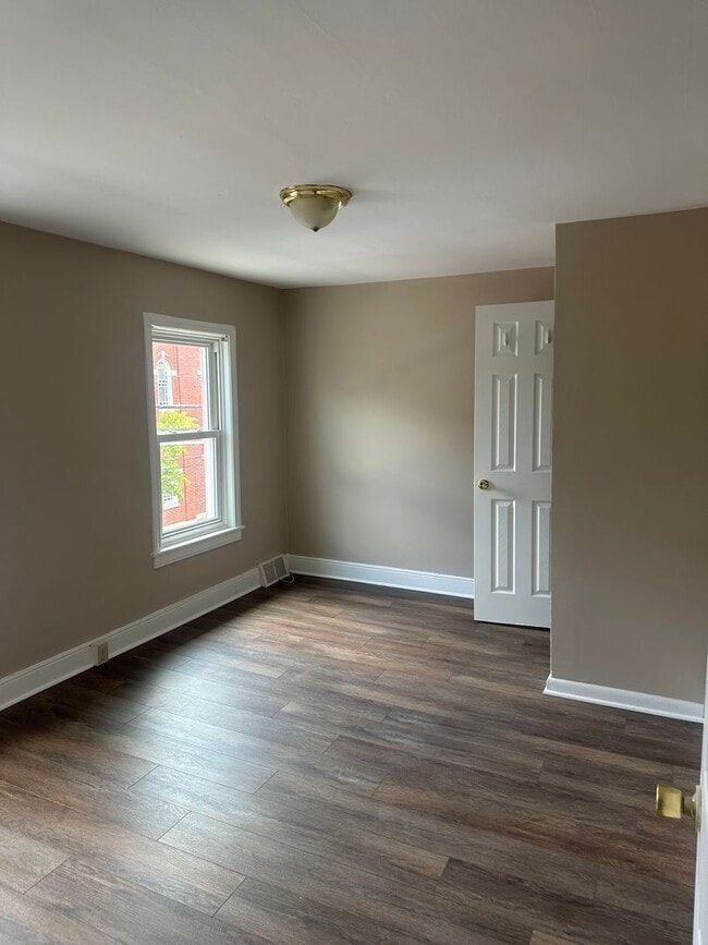 Building Photo - Single Family House located on North Locus...