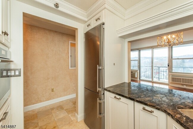 Building Photo - 300 Main St