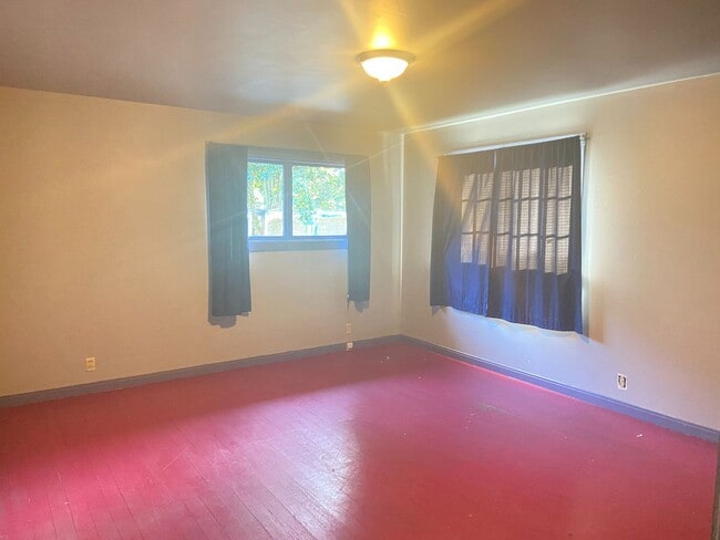 Building Photo - House with Charm, 2/1 with large garage and bonus room & bathroom