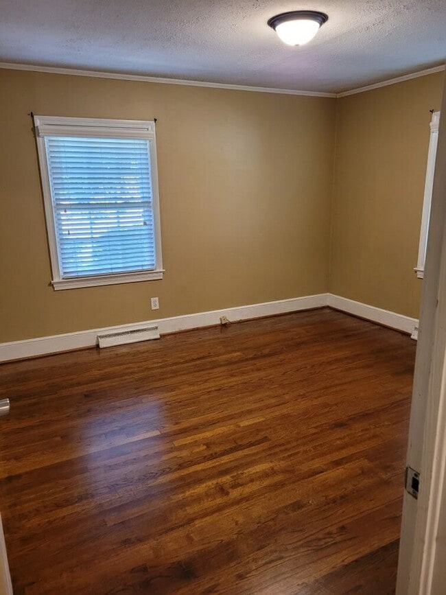 Building Photo - Cute brick house with sunroom