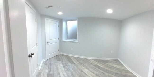 Building Photo - Incredible, modern apartment