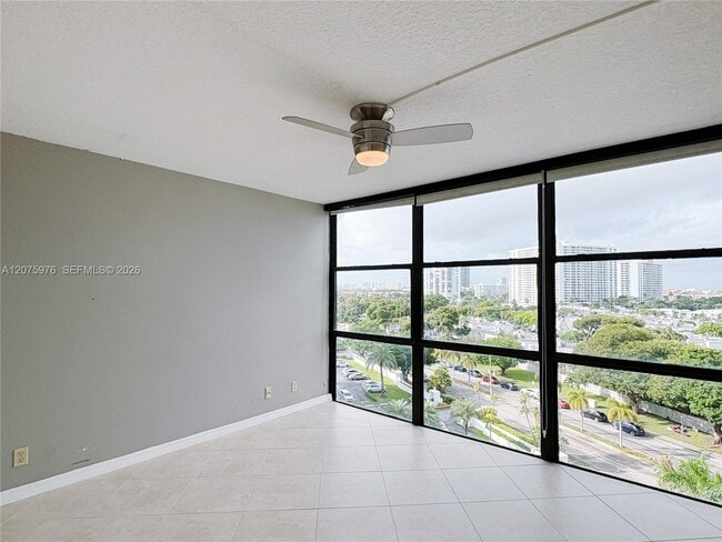 Building Photo - 800 Parkview Dr