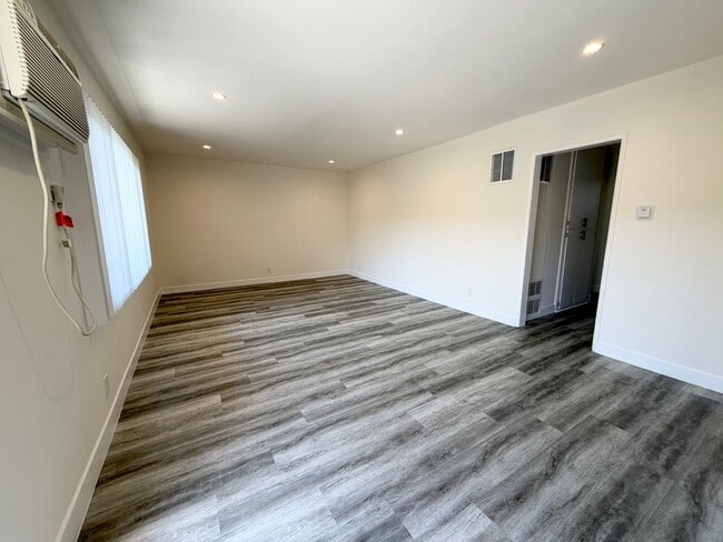 Building Photo - lan8145