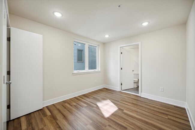 Building Photo - 1519 N Sydenham St