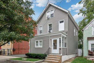 Building Photo - 204 Forest St