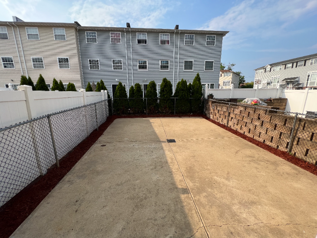 Building Photo - 143 Admiral Ln