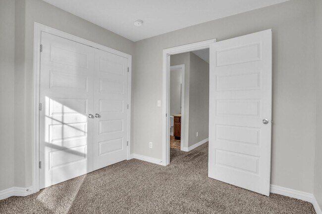 Building Photo - Spacious 4BR End-Unit Townhome | Low-Maintenance HOA Living