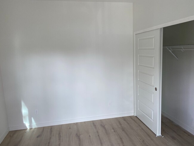 Building Photo - 204 SW Maricopa Dr