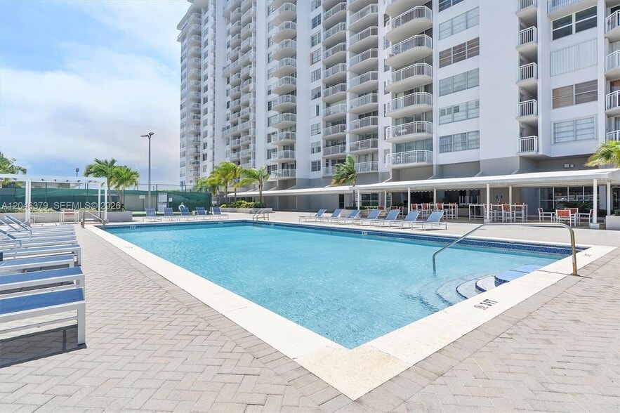 Building Photo - 18031 Biscayne Blvd