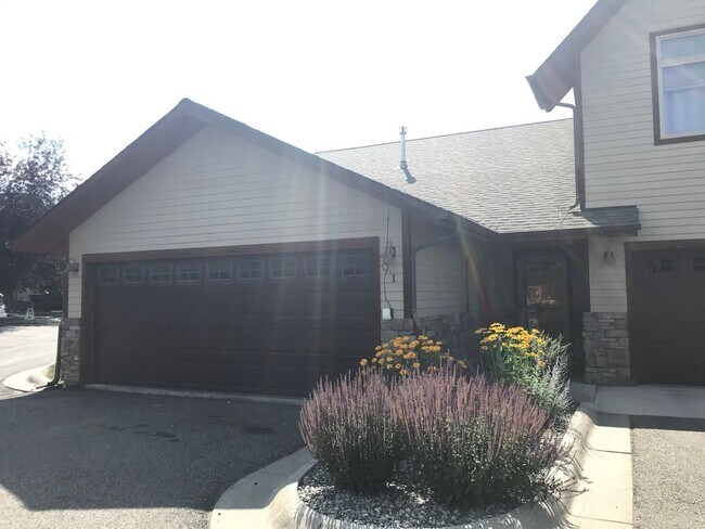 Building Photo - 3 Bedroom / 2 Bathroom Townhouse – Pet Fri...