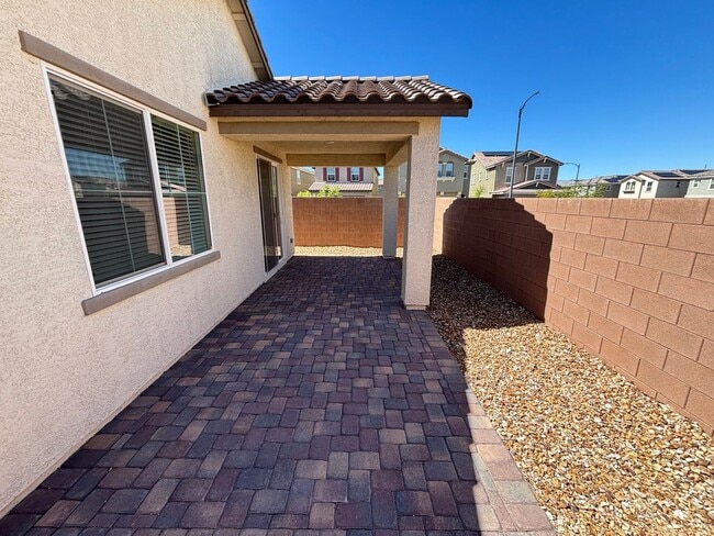 Building Photo - Beautifully Upgraded Single-Story 2BED/2BA...