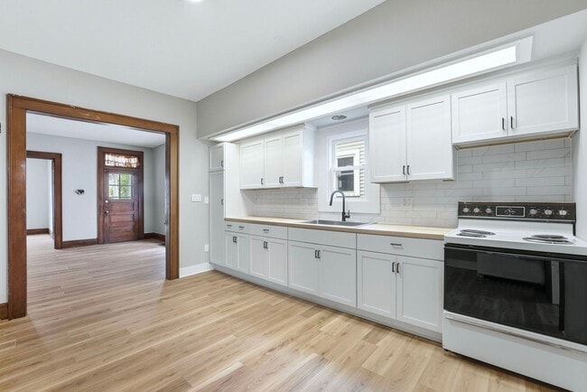 Building Photo - Move-In Ready with Bonus Storage Space!