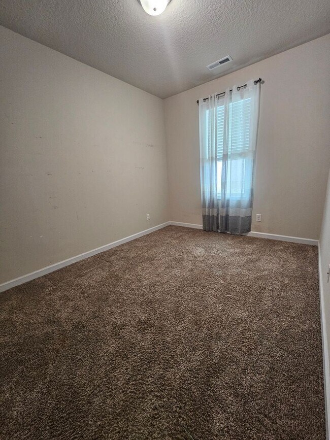 Building Photo - Spacious & Renovated 3 Bed Townhome w/ Garage