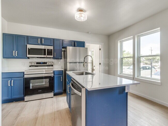 Building Photo - 814 W Hill St