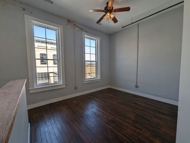 Building Photo - 1 Bedroom/1 Bathroom Loft in Batesville