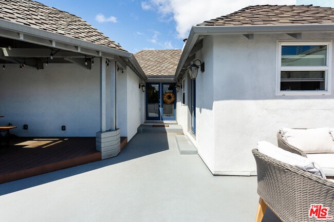Building Photo - 444 S Roxbury Dr