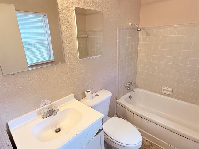 Building Photo - 986 22nd Ave S