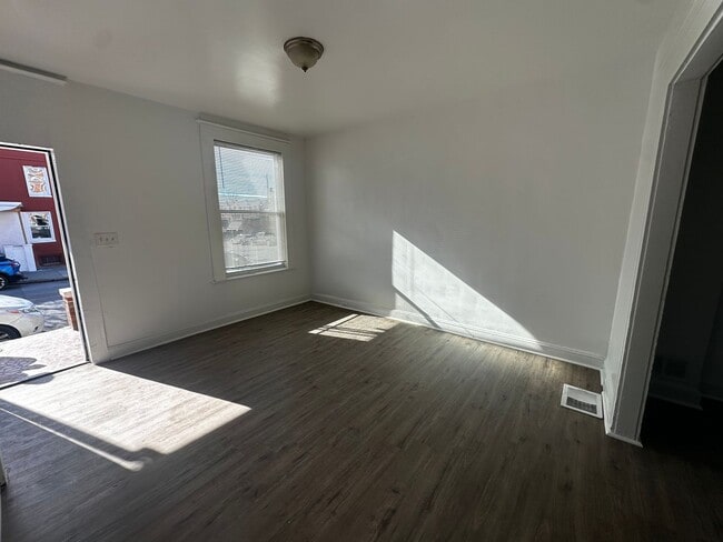 Building Photo - Beautiful newly renovated home near Johns ...