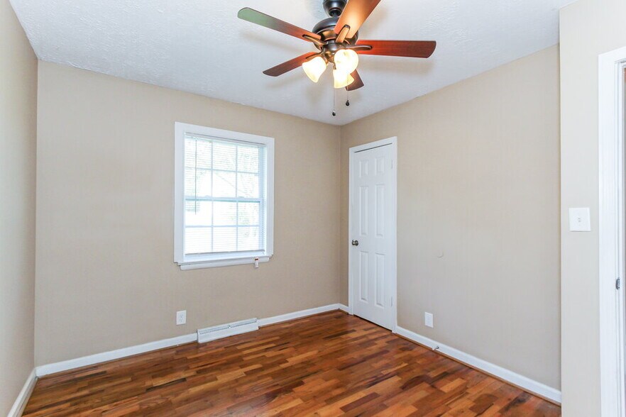 Building Photo - 913 5th Way