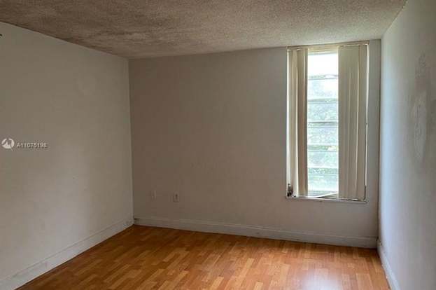 Building Photo - 8870 Fontainebleau Blvd