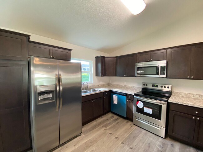 Building Photo - Custom Home - Desirable SE Ocala Neighborhood 3/2/2 **Won't Last**