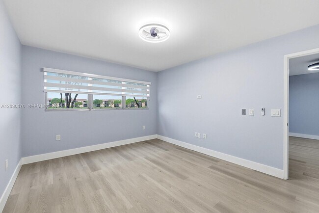 Building Photo - 550 SW 138th Ave