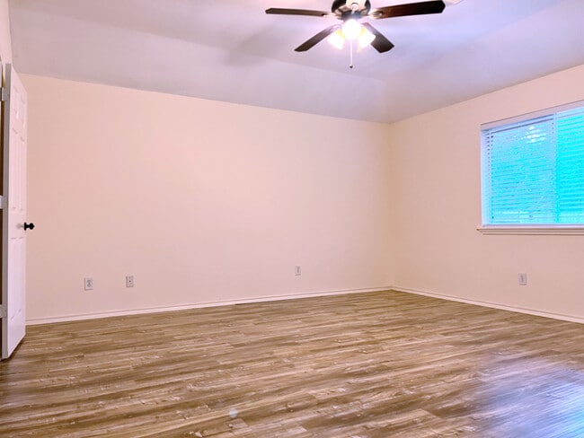 Building Photo - 126 W Russet Grove Cir