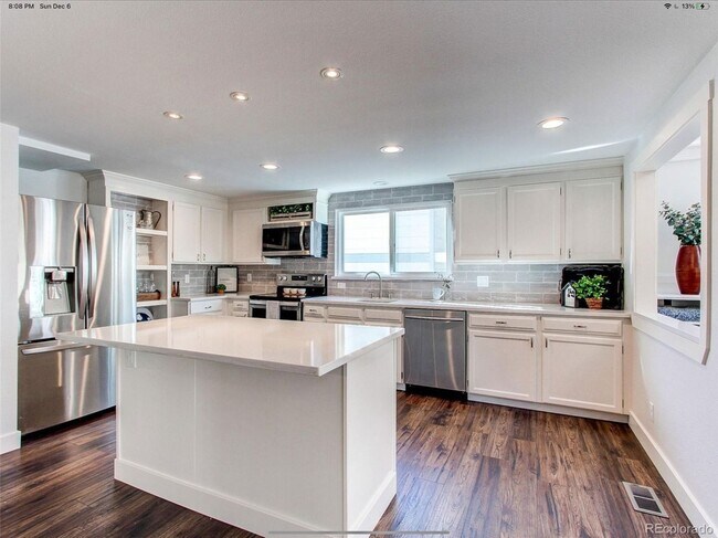 Building Photo - Beautiful Open & Remodeled 5 Bedroom Home ...