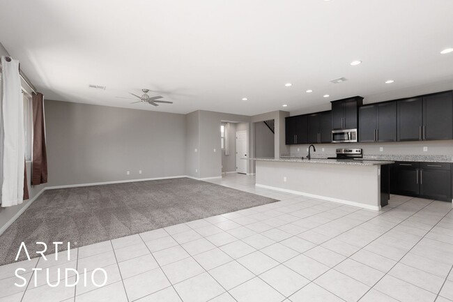 Building Photo - Beautiful 4 bedroom 2.5 bathrooms Two-Stor...