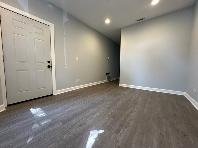 Spacious living room new flooring and freshly painted - 5653 S May St