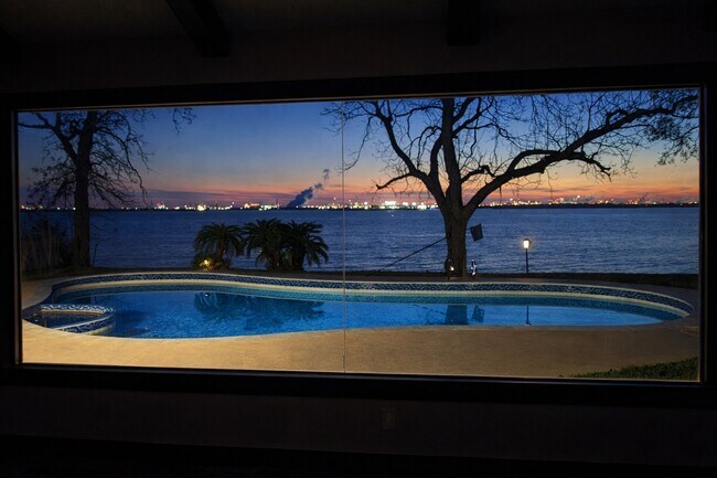 Building Photo - 5315 Bayway Dr