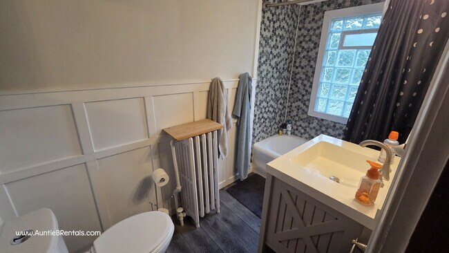 Building Photo - Beautiful 3bed 1 bath Duplex in Minneapoli...