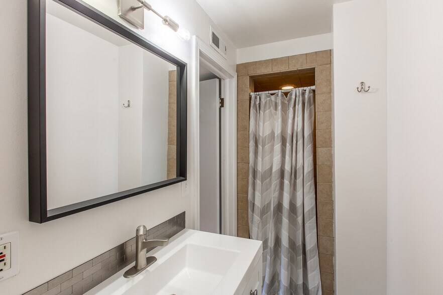 Building Photo - 2401 Birch Ln