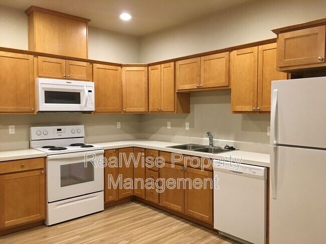 Building Photo - 502 SW Evergreen Ave