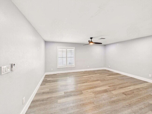 Building Photo - Bright & Pet-Friendly 2BR Home in River Pa...