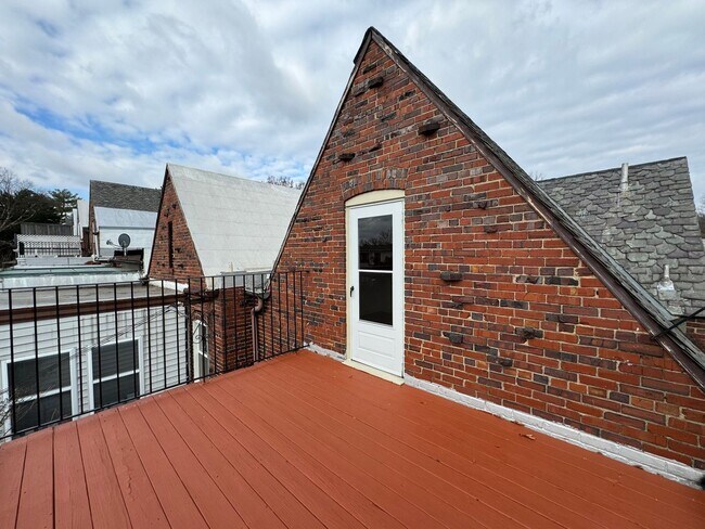 Building Photo - Stunning 4 Bed 3 Bath Tudor-style Brick Townhome In Desired Foxhall