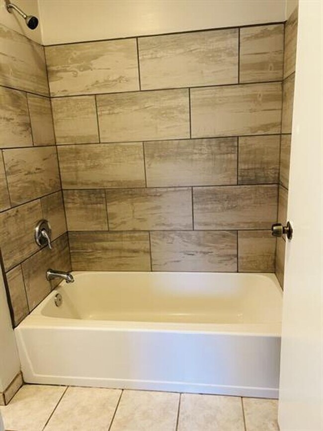 Building Photo - 3/2 Available Now